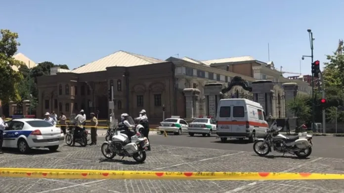 V Íránu zaútočili ozbrojenci na parlament a mauzoleum