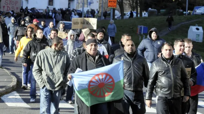 Občané protestující proti demonstraci Dělnické strany v Litvínově 17. listopadu 2008.