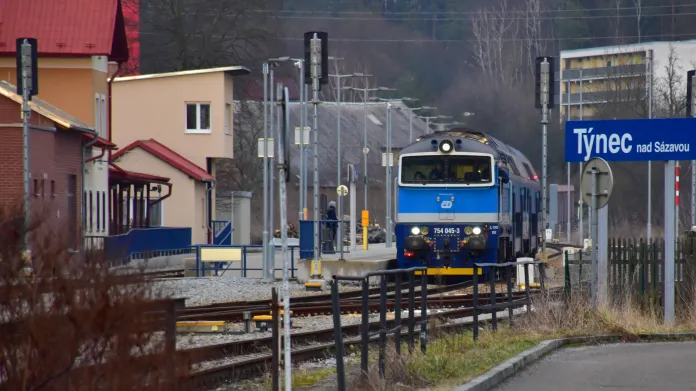 Vlak v Týnci