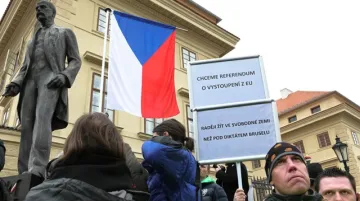 Demonstrace proti Evropské unii před Pražským hradem