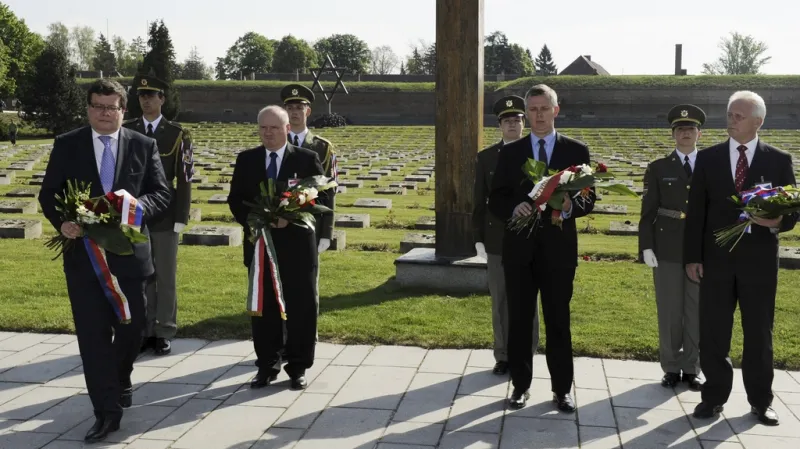 Ministři obrany V4 v Terezíně