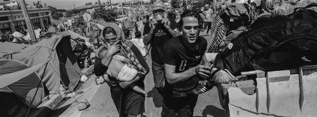 Požár, který vypukl 9. září, téměř zničil celý tábor. Řecká vláda uvedla, že požáry byly úmyslně založeny migranty, protestujícími proti uzamčení tábora v důsledku vypuknutí onemocnění covid-19