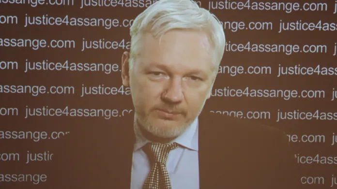 Julian Assange promluvil k veřejnosti přes telemost