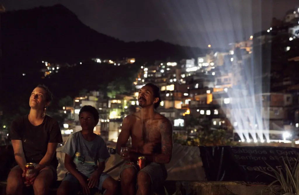 Obyvatelé Ria de Janeiro mohou sledovat filmy promítané na skály Dois Irmaos, které jsou součástí města. Promítání je součást kulturního projektu „Projeta Rocinha“, který má za úkol potěšit obyvatele měst v době koronakrize