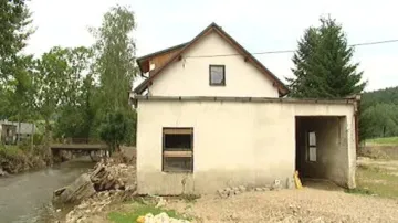 Poničený dům