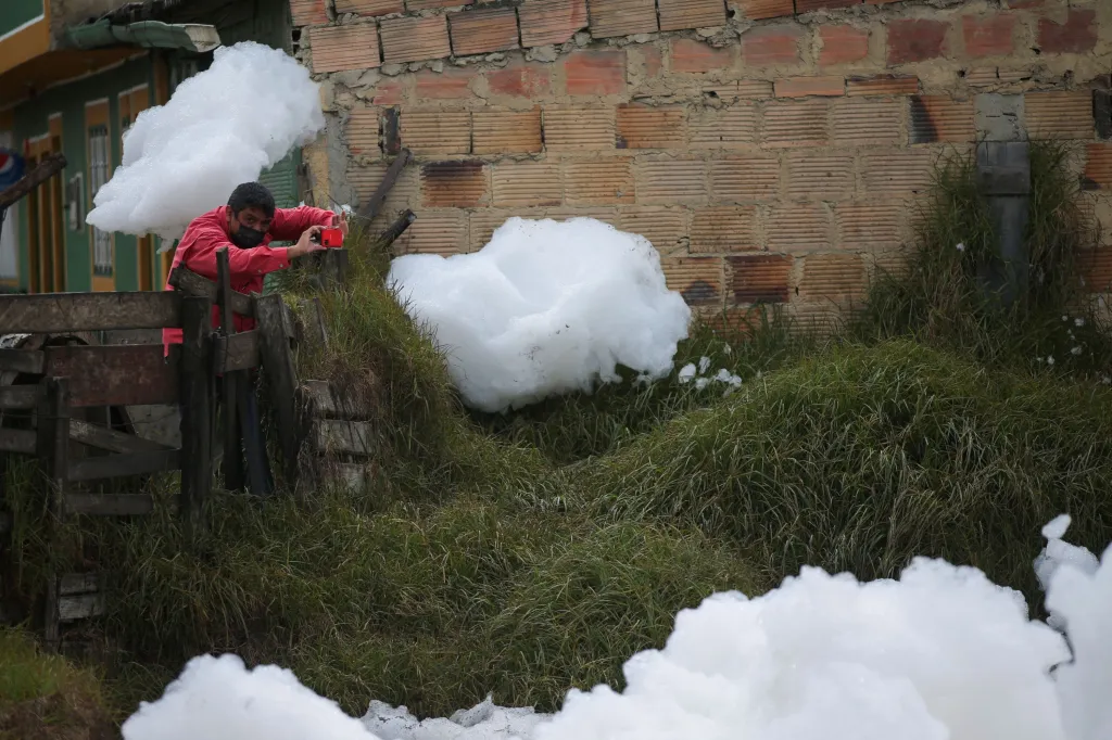 Kolumbijské město zalila bílá pěna z extrémně znečištěné řeky