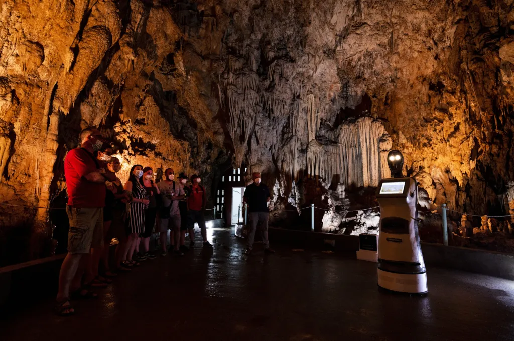 První robotí průvodce na světě, který předává informace turistům v jeskynním systému, se jmenuje Persefona. Turistům slouží v řecké jeskyni Alistrati