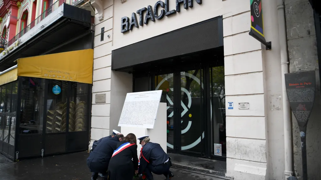 Starostka Paříže a francouzský premiér položili věnec u klubu Bataclan