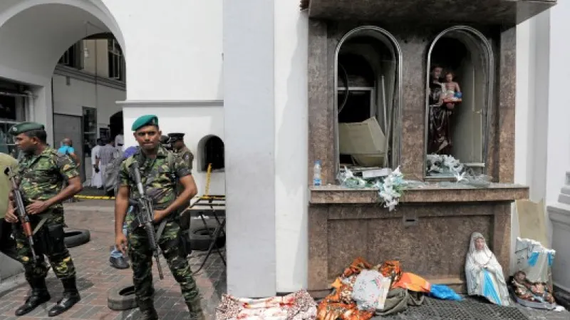 Vojáci u kostela  St. Anthony v Kolombu Zdroj: REUTERS/Dinuka Liyanawatte