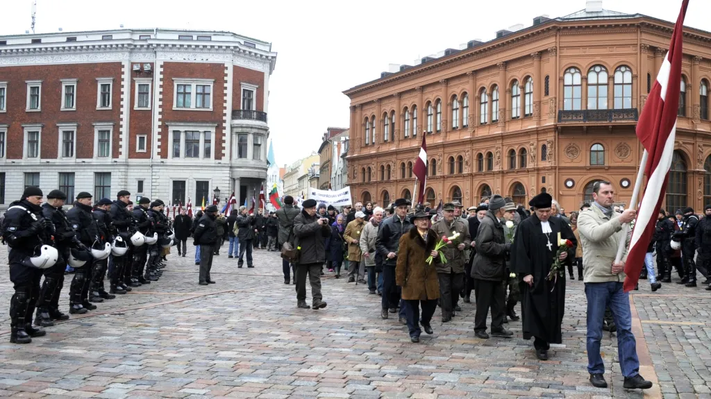 Pochod na památku lotyšských veteránů ze zbraní SS