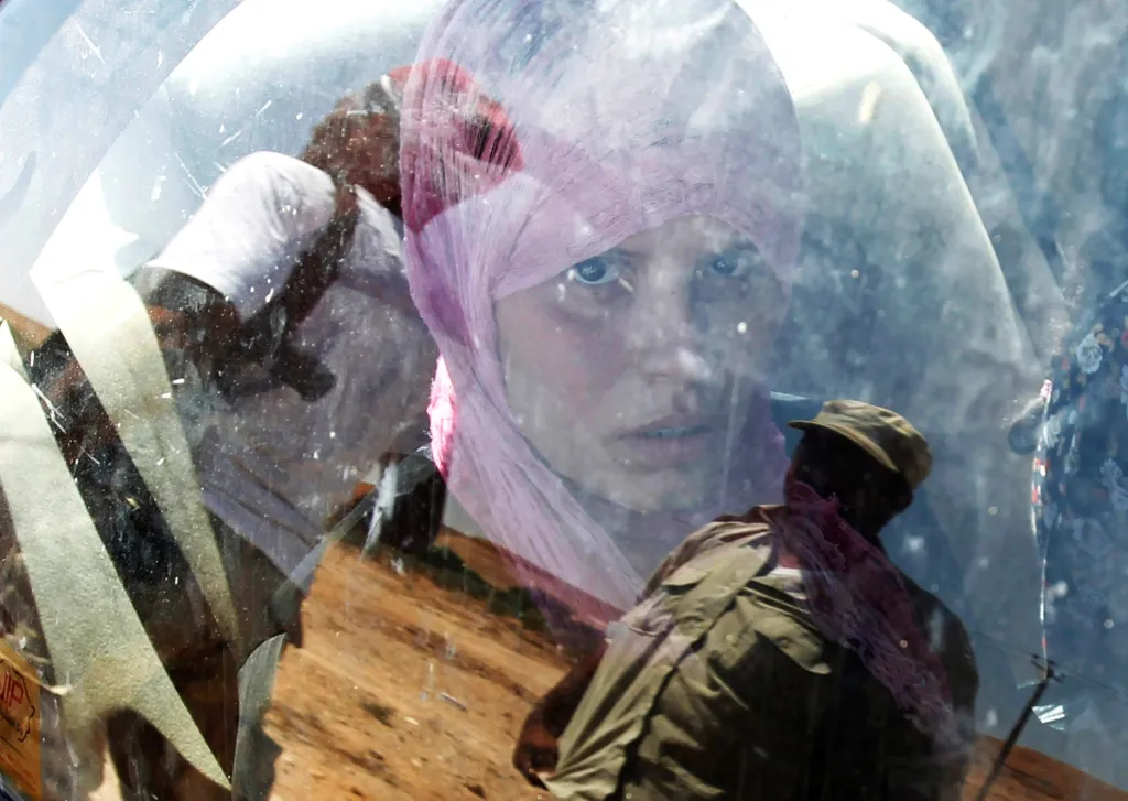 Žena prchá z obklíčeného města Bani Walid v Libyi, jedné z posledních bašt Kaddáfího režimu, 12. září 2011. Dne 20. října 2011 byl Muammar Kaddáfí povstalci dopaden a následně zastřelen