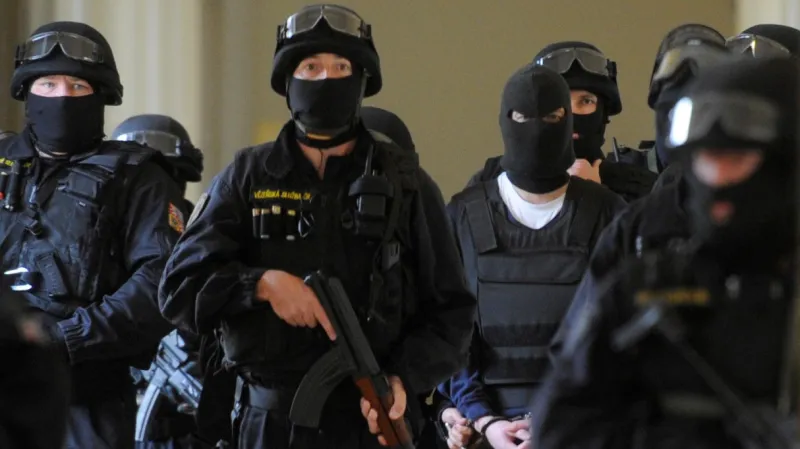 Tomáš Pitr je za přísných bezpečnostních opatření přiváděn na jednání pražského městského soudu.