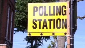 V Británii se otevřely volební místnosti