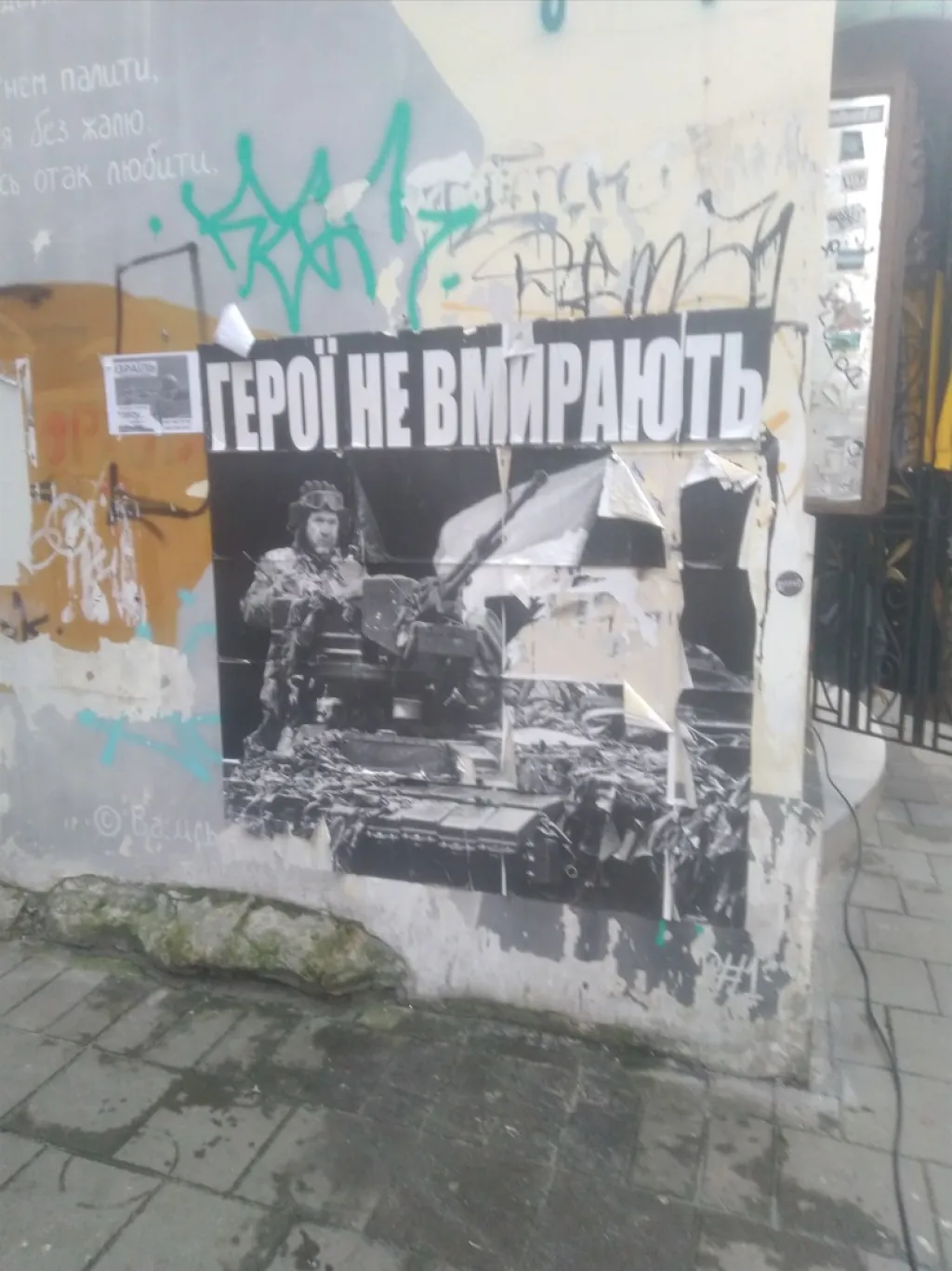 „Hrdinové neumírají.“ Pouliční plakát ve starém Lvově.