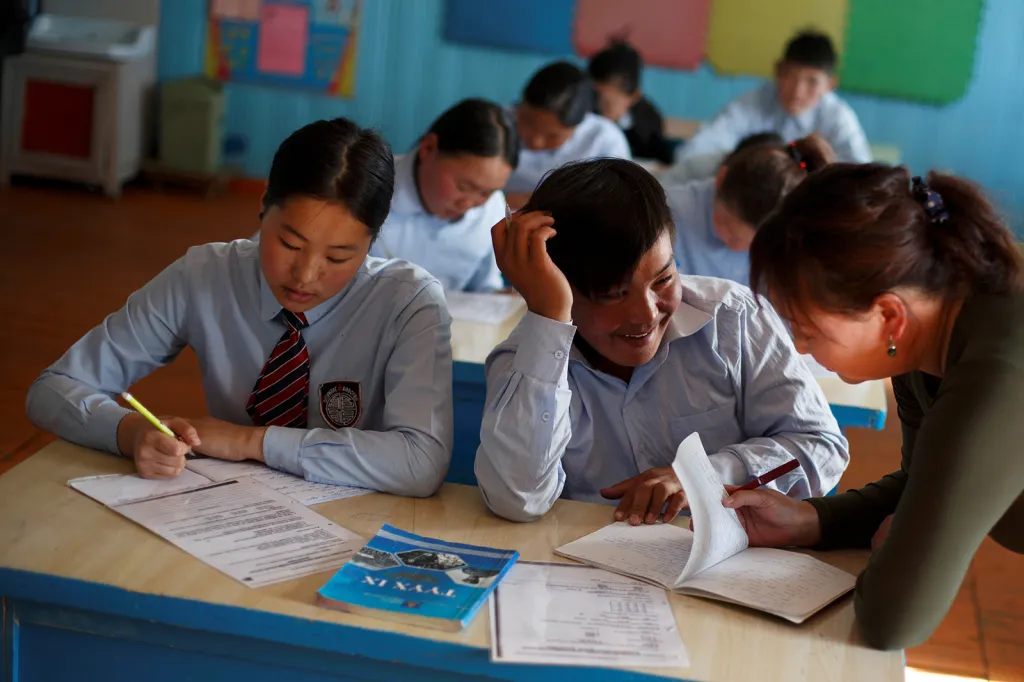 Místní studenti se učí základům tradičního jazyka, ale souvisle mluvit jím už nedokážou. „Ano, mí rodiče tak občas mluví. Něco jim porozumím, ale sám ten jazyk už neovládám,“ svěřuje se jeden z žáků zdejší školy Otgonkhuu Tseveen. Dhukové jsou kvůli škole nuceni naučit se mongolsky, a tak zapomínají svůj původní jazyk.