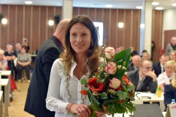 Primátorkou Karlových Varů je Andrea Pfeffer Ferklová z ANO. Hned pozastavila dvacítku rozhodnutí