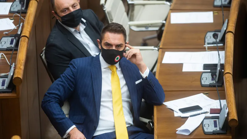 György Gyimesi s kontroverzní rouškou na snímku z 21. října 2021