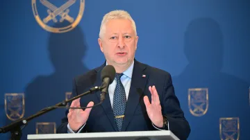 Ministr obrany Jaromír Zůna (za SPD)