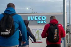 Výrobce autobusů Iveco obnovil provoz. Schodek rozpočtu ke konci dubna je 94 miliard korun