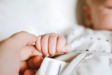 Za těžké zranění kojence potrestal soud otce nepravomocně osmnácti lety vězení