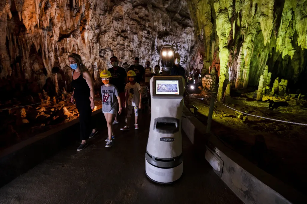 První robotí průvodce na světě, který předává informace turistům v jeskynním systému, se jmenuje Persefona. Turistům slouží v řecké jeskyni Alistrati