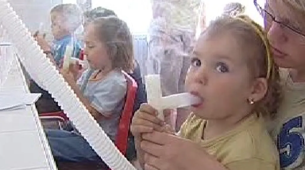 Malá pacientka s inhalátorem