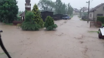 Kvůli silnému dešti se voda z polí a luk dostala i do obce Počítky na Žďársku. Podle místostarosty Františka Šustra natekla do několika domů
