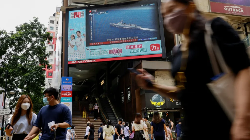 Záběry čínského vojenského cvičení u Tchaj-wanu na obrazovce v Hongkongu