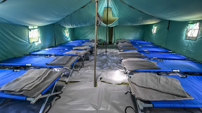 Připravená lehátka v jednom ze stanů v Praze-Troji