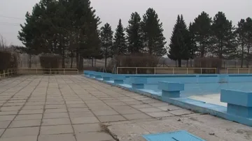 Zchátralé koupaliště v Lipově