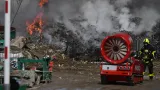 Hasiči zasahují u požáru skládky u obce Rynholec