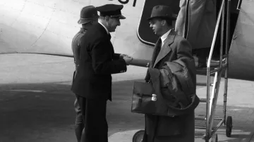 Pasažéři prvního spoje, který v dubnu 1937 přistál na pražské Ruzyni