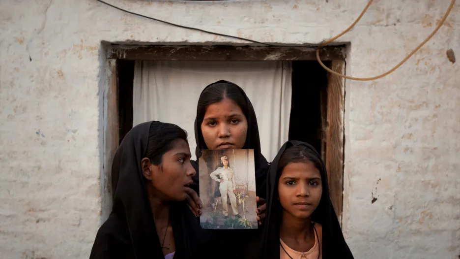 Dcery Asii Bibiové s fotografií své matky