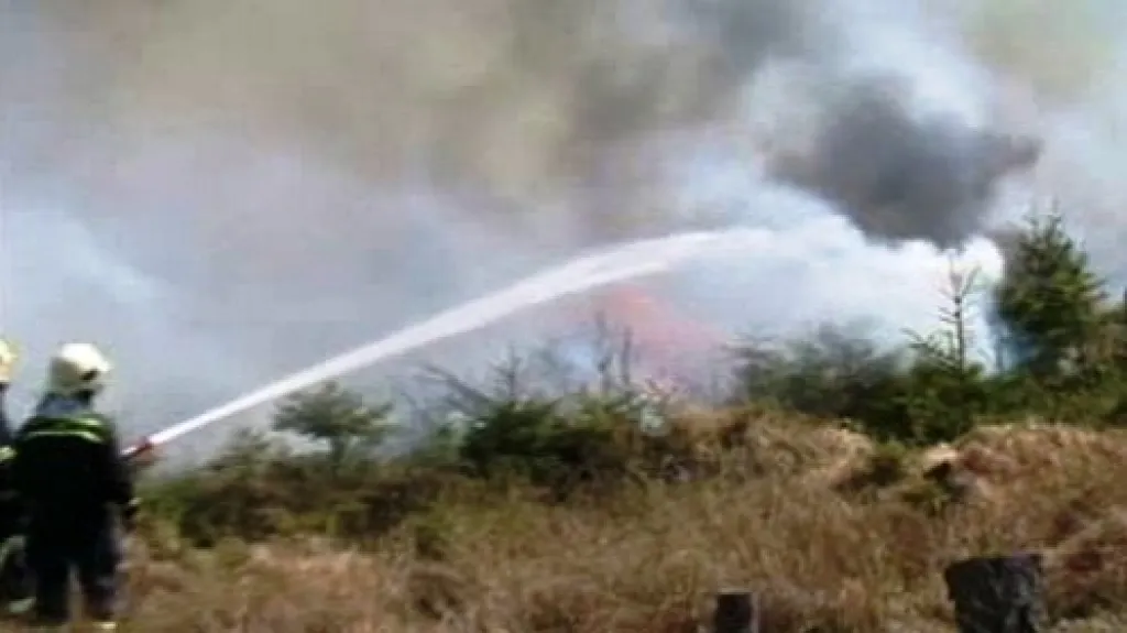 Hasič bojuje s plameny