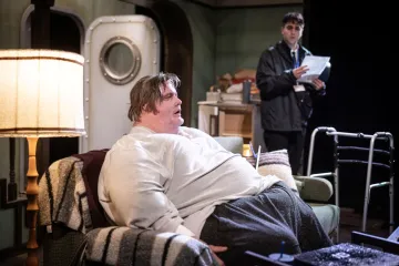 Hrdinu hry Velryba tíží samota. A jeho představitele dvě stě kilo navíc