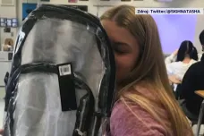 Škola v Parklandu po střelbě nařídila studentům nosit průhledné batohy. Ponižující, stěžují si dívky