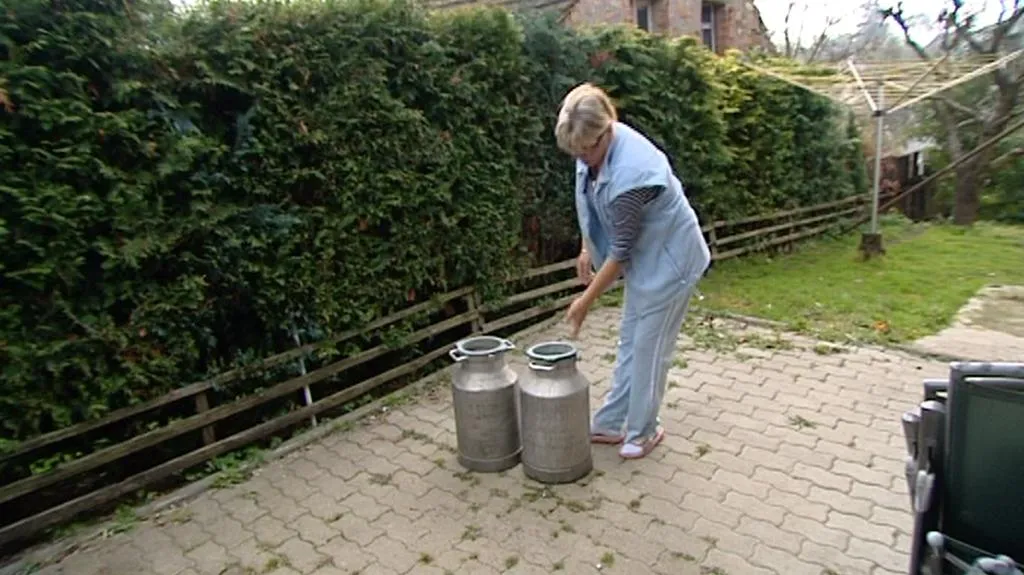 Obyvatelka Dražova s konvemi na vodu