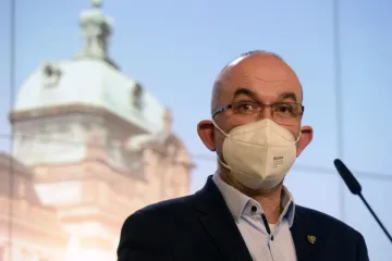 Restrikce zůstanou i na Velikonoce. Vláda povolí vycházky mimo obec, okresy ale zůstanou uzavřené