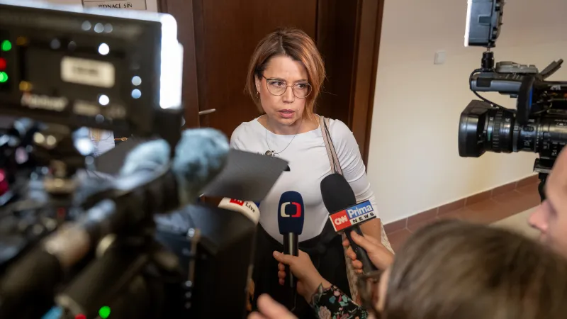 Státní zástupkyně Lucie Žabková odpovídá na dotazy k případu vraždy dvou prodavaček v Hradci Králové