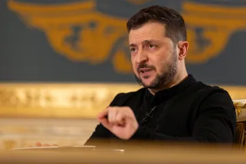 Ukrajinští vojáci stojí za Zelenským, ekonomové volají po rychlé reakci