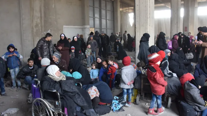 Lidé opouštějí východní Aleppo