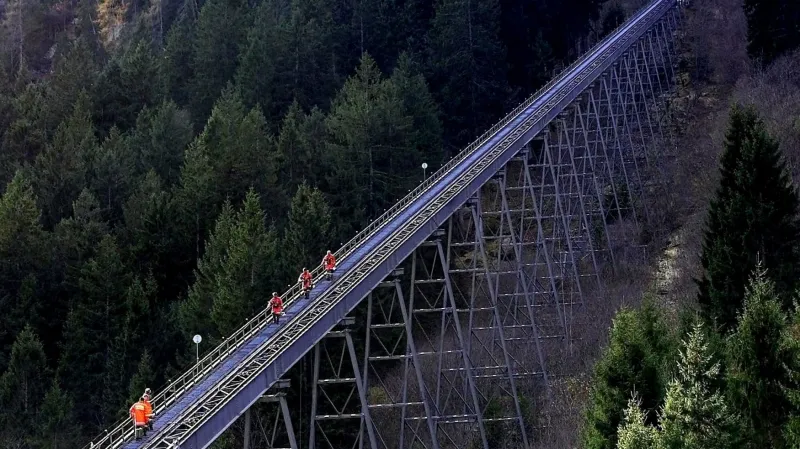 Příslušníci záchranných složek na rampě vedoucí k tunelu