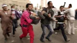 Egyptští demonstranti odnášejí zraněného kamaráda