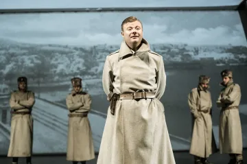 Plukovník Švec vlastenectví neironizuje. Po sto letech se opět zastřelí, aby zburcoval vojáky