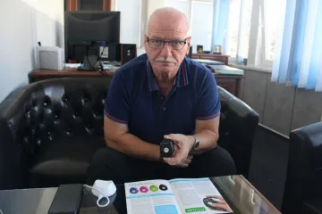 Seniory z Jeseníku spojí se strážníky komunikátor. SOS tlačítko budou nosit na krku