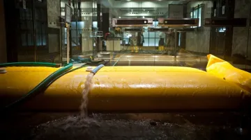 Přečerpávání vody z newyorských vestibulů