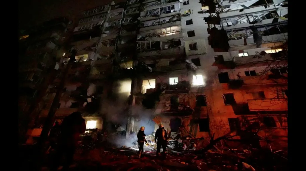 Obytnou budovu v Kyjevě poškodil sestřelený objekt