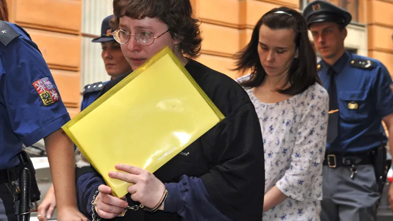 Barbora Škrlová (vlevo) a Kateřina Mauerová, teta týraných dětí, u soudu