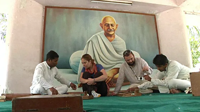Návštěvníci se učí tkát látku jako Gándhí