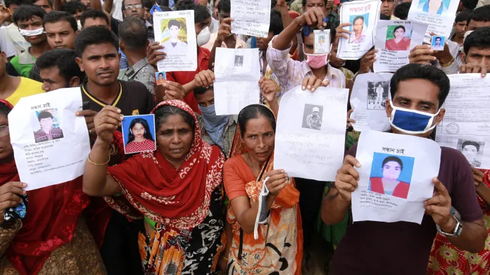 Demonstrace za oběti zřícení továrny v Dháce